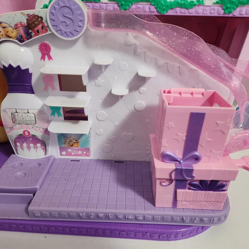 Shopkins Shopville Super Mall Playset with Huge Lot of Accessories - Picture 13 of 16